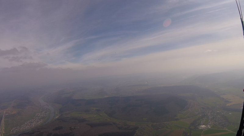 Gleich kommt der Wind. Am Horizont ist eine anrückende Wetterfront zu erkennen.